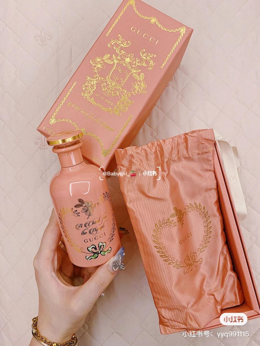 Gucci真的太懂女孩们的心啦～炼金术士花园系列中的「小粉瓶」香水近期因为超犯规颜值在小红书上爆火，玫瑰亮粉色烤漆陶瓷瓶身、瓶盖和瓶身设计细节以金色作点缀，绝美至极超犯规颜值保证让少女心沦陷！