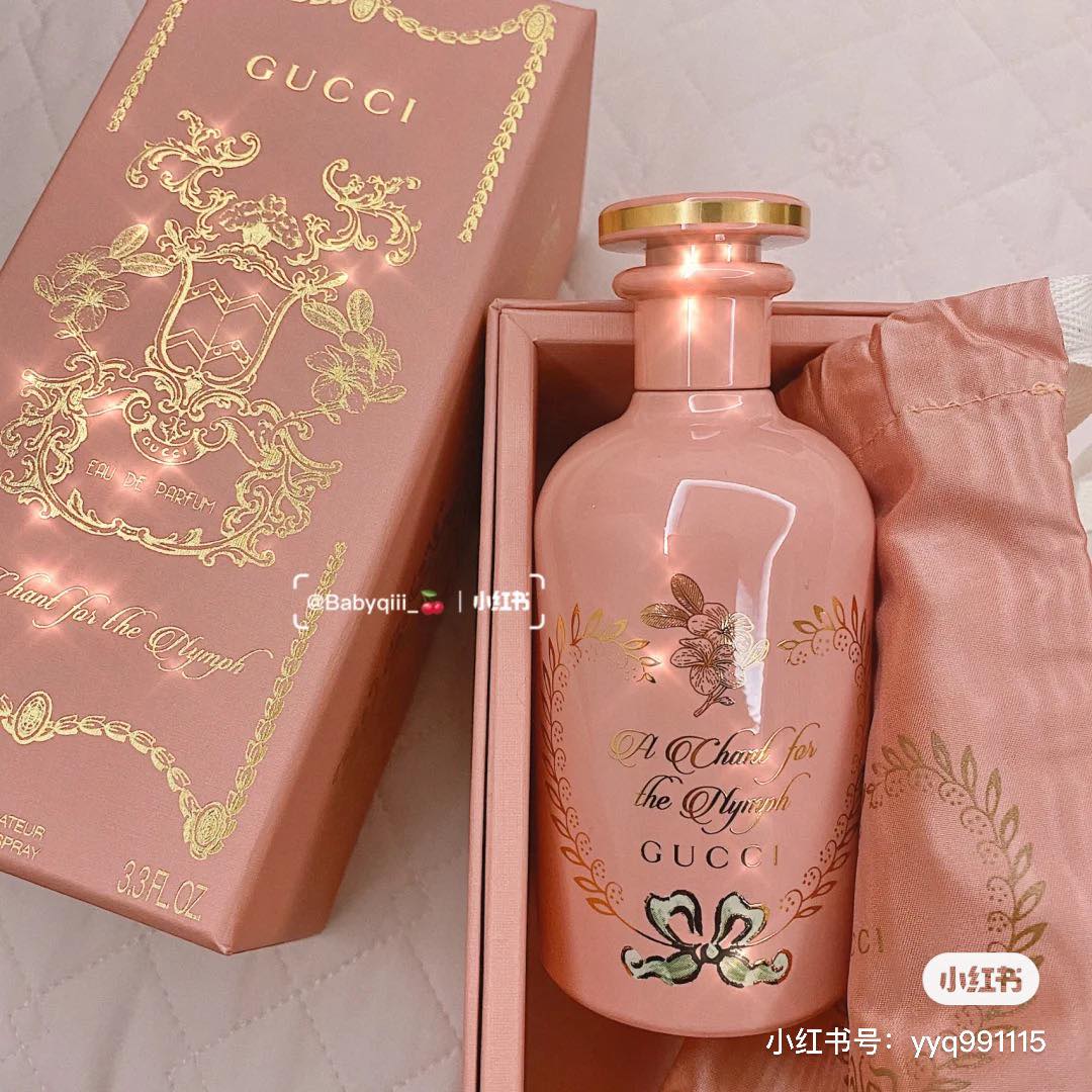 这款「小粉瓶」香水不仅外观设计美度破表，连名字「仙之颂 / 仙女颂歌 A Chant For The Nymph」也超级仙气有木有～❤️