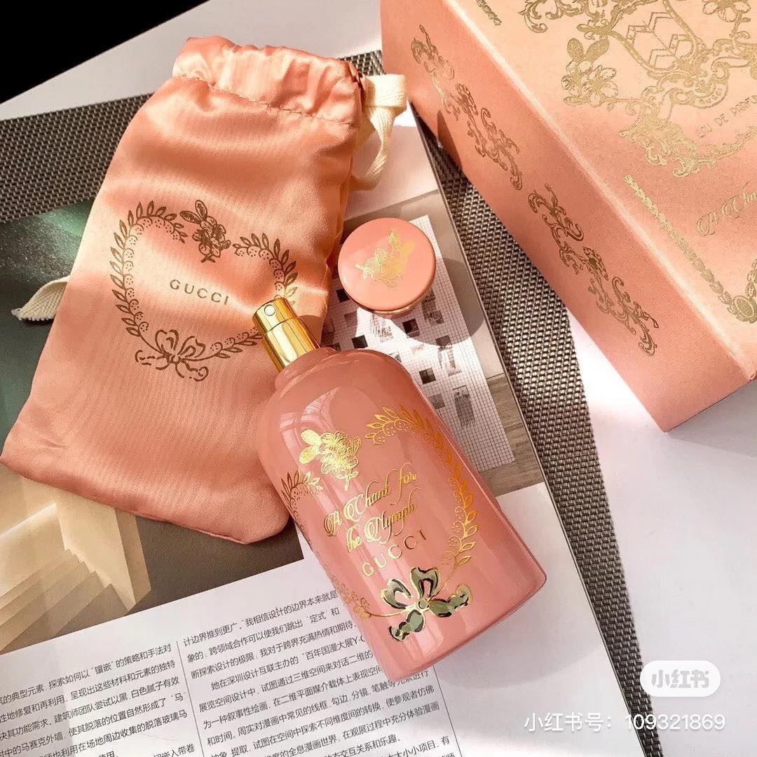 前调是馥郁不甜腻的花香调、后调则带点清新奶香味；仿如被躲藏在花丛后面的仙子，带你走近仲夏夜晚中的一场梦中秘境，令人迷醉～