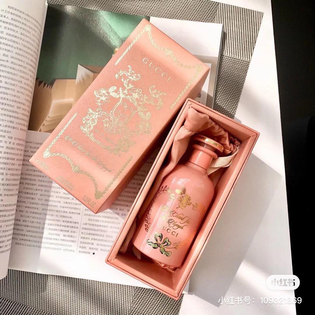 沦陷于这款香水高颜值中的网民表示：「此时（香水）好不好闻已经不重要了，它就算里面装的是雪碧这钱我也要花～冲着颜值心甘情愿」? 真的完美说中女生们的心情啊～你是不是也和阿编一样被这款香水烧到体无完肤了呢（笑）