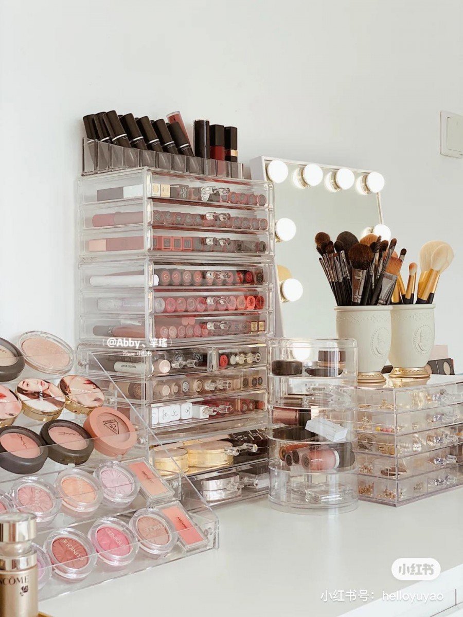 很多时候并不是我们的东西太多或房间太小,只是收纳整理没有做好~今天来和Girls分享3招很实用的化妆桌整理术+6款收纳好帮手推荐,不用花大钱也能轻松拯救被瓶瓶罐罐淹没的化妆桌,让你选用产品时更加方便顺手!❤️