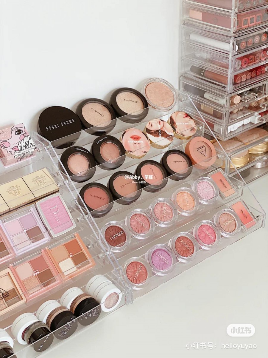 Tips 2 :断舍离 之后进入筛选断舍离阶段,先检查产品的保质期是否已经过期,淘汰掉已经变质无法使用的产品~和小编一样脑波很弱、爱乱剁手的女生,也可以趁这个阶段将所有「战利品」摆放在眼前,清楚地认识到自己是否有过度消费行为,从而进行反省~