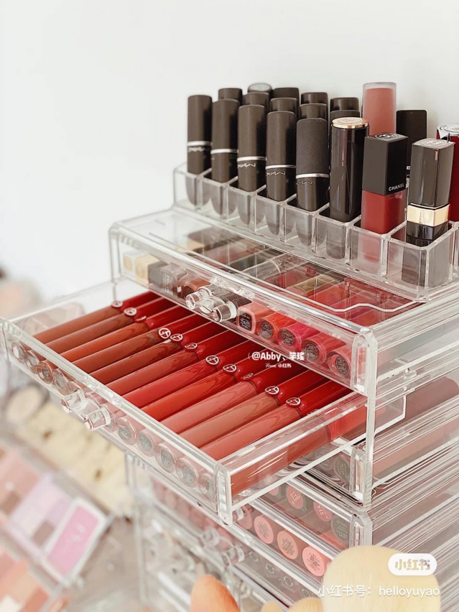 Tips 3 :归纳整理 分类好并且断舍离完毕后,就可以进入归纳整理啦!善用以下这几款收纳好帮手,轻松将化妆桌打造成干净舒适小天地~下面会分成「桌面收纳好物」以及「抽屉收纳好物」2部分逐一推荐: