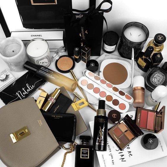 Tips 1 : 分类 首先把桌上和抽屉里的所有化妆品、护肤品统统拿出来,重新分门别类。比如化妆品部分,小编会这样细分: 底妆、眼+眉部、唇部、脸部(例如:腮红、高光/阴影 etc)~保养品数量多的话,也可以按照用途进行细分。