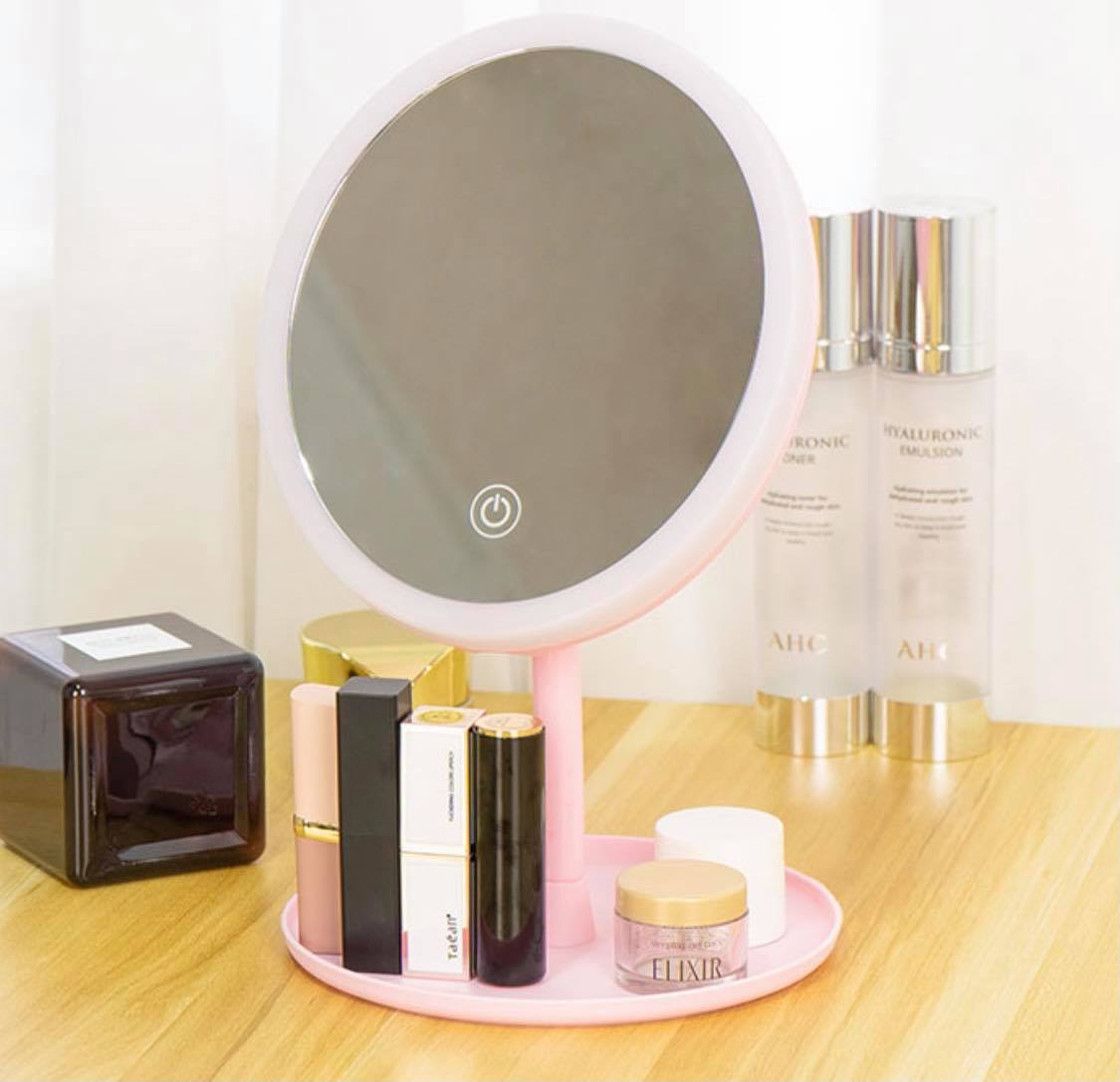 化妆LED镜子这款真的很实用!而且配上置物小托盘可以整齐置放一些体积较小的护肤品 / 饰品,真的很值得女生们人手一个啊!RM16.90 >> 链接