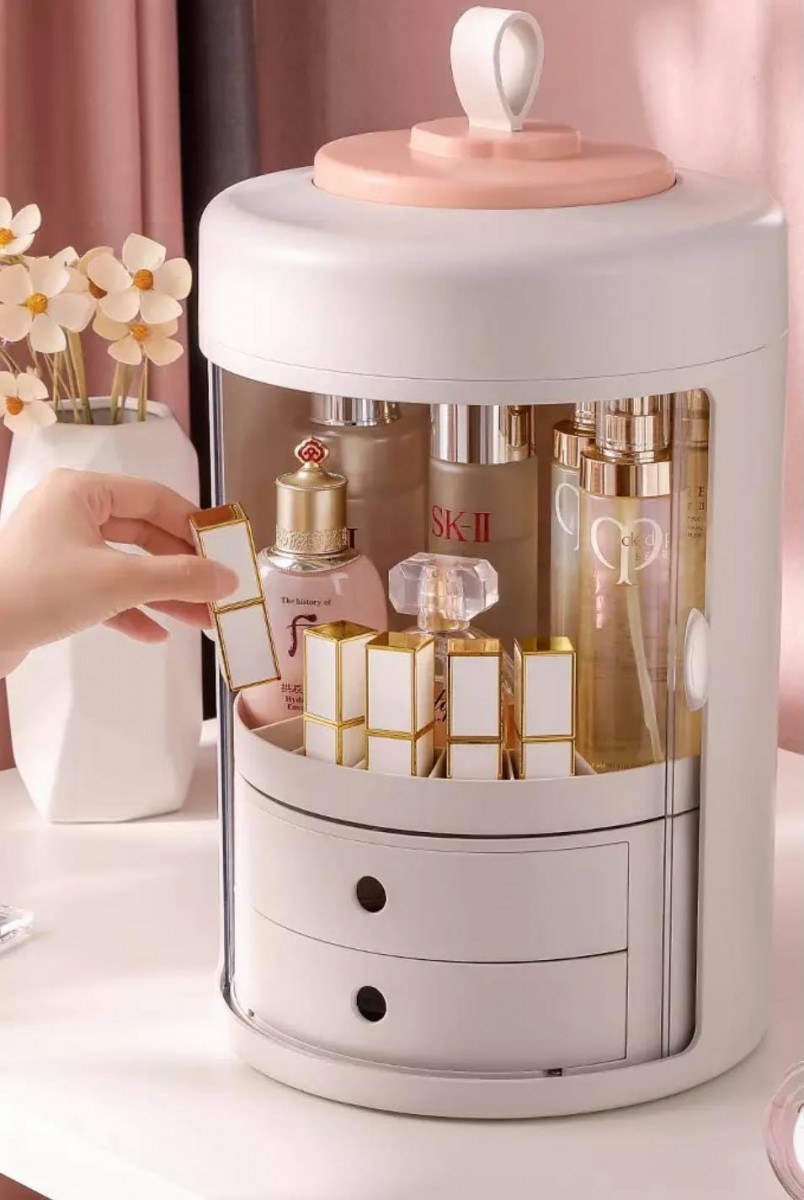 旋转式的桌面收纳盒同时还是个「战利品」展示柜呢(笑~)顶部还藏有额外收纳空间设计特别有巧思。RM91 >>链接