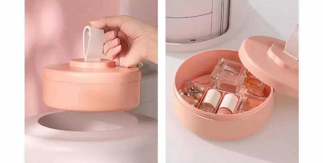 旋转式的桌面收纳盒同时还是个「战利品」展示柜呢(笑~)顶部还藏有额外收纳空间设计特别有巧思。RM91 >>链接