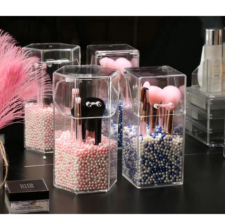 化妆刷要用来和脸部肌肤「亲密接触」,一定要注重清洁和「防尘」~不妨可以入手这样的带防尘盖收纳盒~RM17.99 - RM29.99 >> 链接