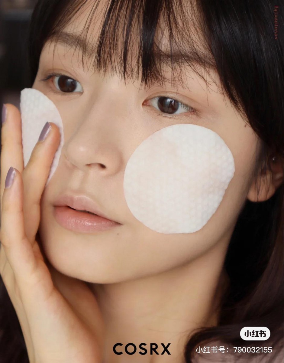 相信有在关注护肤Tips的女生，都看过不少美妆博主推荐用「刷酸」来给脸部进行去角质、清除黑头粉刺和改善毛周角化+闭口问题。但液状刷酸产品成分浓度高且渗透力强，一不小心用错就会导致大过敏！