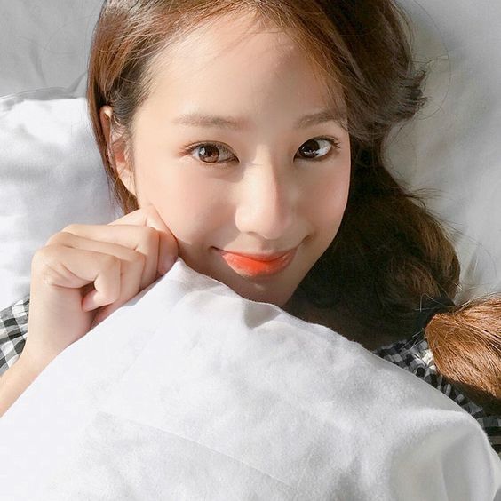 阿编温馨提醒：清洁棉片中的去角质成分/水杨酸直接上脸可能会导致皮肤不耐受，建议Girls在洗完脸后先用爽肤水给肌肤打个底，之后再进行湿敷；刚开始使用湿敷时间可以短一些，一周用一、两次即可，避免过敏。用完后建议用清水洗把脸，再进行后续护肤。