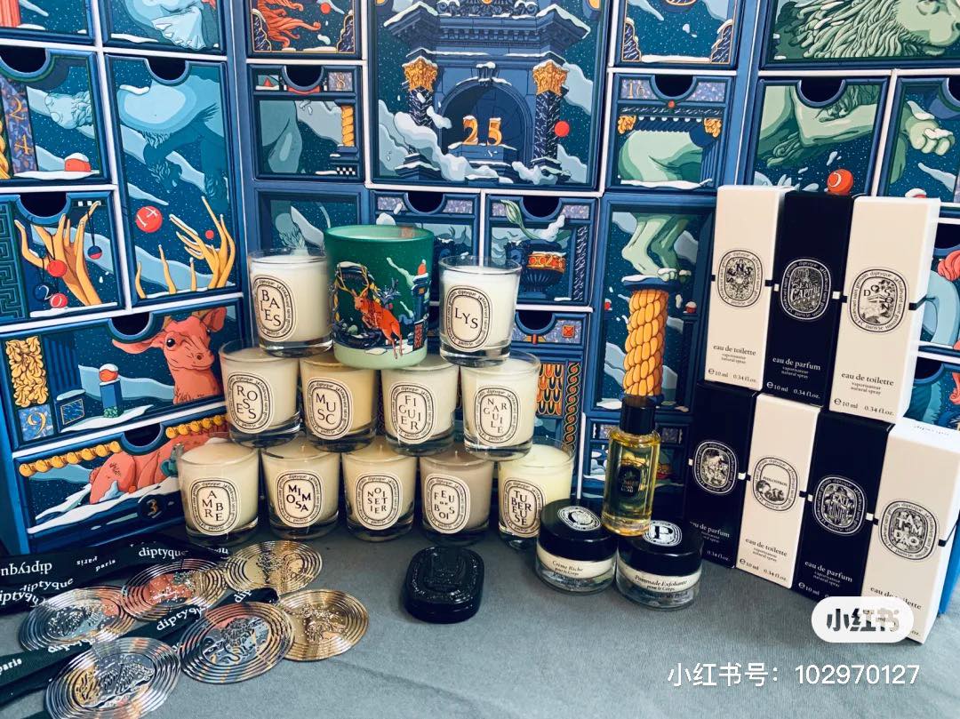 超有节日气氛的DIPTYQUE 2020圣诞倒数礼盒精美至极;这次与知名艺术家Ugo Gattoni合作的外盒设计以巴黎夜雪为主题,内里涵盖的产品也超有诚意,包括品牌旗下经典明星产品、小克数装的迷你产品以及限量必收藏款~感兴趣的Girls可至官网查询。