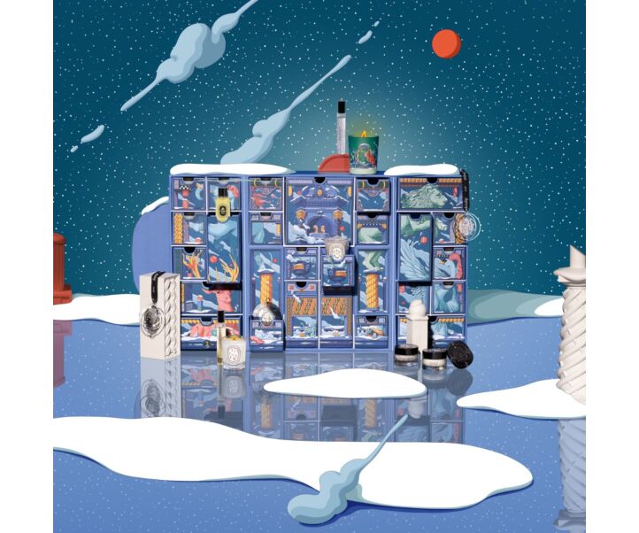 超有节日气氛的DIPTYQUE 2020圣诞倒数礼盒精美至极;这次与知名艺术家Ugo Gattoni合作的外盒设计以巴黎夜雪为主题,内里涵盖的产品也超有诚意,包括品牌旗下经典明星产品、小克数装的迷你产品以及限量必收藏款~感兴趣的Girls可至官网查询。