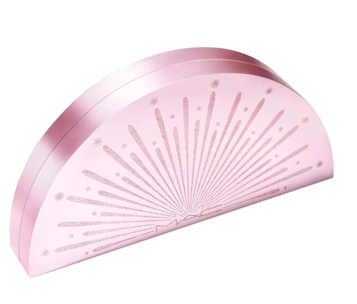 ✨ M.A.C M.A.C家今年的圣诞倒数礼盒中含有24款高CP值彩妆好礼,整体外观设计以冬季烟火为设计灵感,可对半折叠的粉色圆形设计礼盒超梦幻!