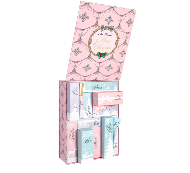 ✨ TOO FACED Too Faced每年的圣诞彩妆系列都很吸睛,今年更是首波推出圣诞倒数日历礼盒,让众多美妆控都期待值MAX!本次礼盒的粉嫩嫩色系唯美度破表!光是颜值就很值得美妆控收一波~