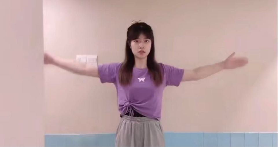 动作(一)首先站直身子,抬起双手向两侧打开伸直,手心与脸朝同一方向;然后开始夹背+双手向后挥动发力~博主建议每天共做 50次 x 2组。