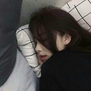 改善痘痘问题方法(二):勤换枕头套 人们一天的睡眠时间占了全天24小时的三分之一;这也意味着我们的脸部长时间都在和「枕头套」表面亲密接触!枕头套不勤更换,不仅会沾有我们的皮屑和油脂,还有很多肉眼看不到的灰尘细菌~所以Nopi在战痘过程中会每天更换枕头套,以此避免触发痘痘危肌肤或让痘痘恶化。