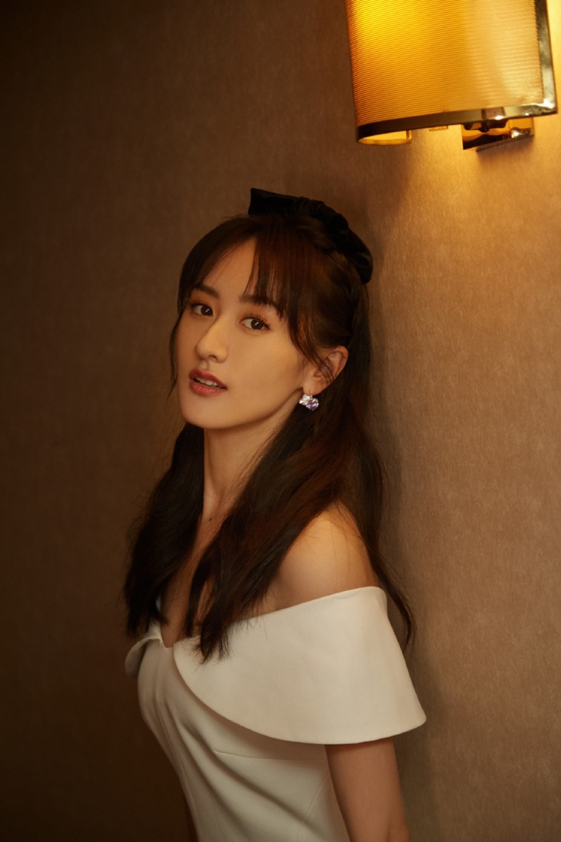 TOP 10 :袁冰妍(霸屏指数 58.79) 《琉璃》中表现精湛的袁冰妍虽然并未像搭档成毅一样数部剧接连定档开播,但霸屏指数依旧跻身TOP 10;是实力不容小觑的新晋演员!