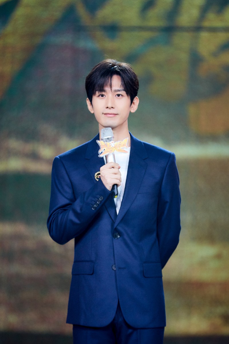 TOP 2 :成毅(霸屏指数 67.85) 如果说上半年的新晋霸屏男神是任嘉伦,那么下半年就非成毅莫属了~尤其《琉璃》中「不经撩」的小凤凰禹司凤真的太让少女心沦陷;十生十世只钟情璇玑一人、痛彻心扉却至死不渝的爱情赚尽观众眼泪啊 ?❤️