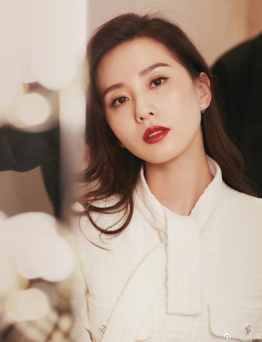 TOP 4 :刘诗诗(霸屏指数 63.34) 刘诗诗睽违荧幕1年多后正式以《亲爱的自己》回归,产后状态被网民大赞「女神范儿依旧」;她和同为「85小花」的倪妮领衔主演的《流金岁月》据知有望在明年和观众见面,女神同框飙戏令人期待!阿编私心希望很快有机会看到诗爷再拍古装作品吖~