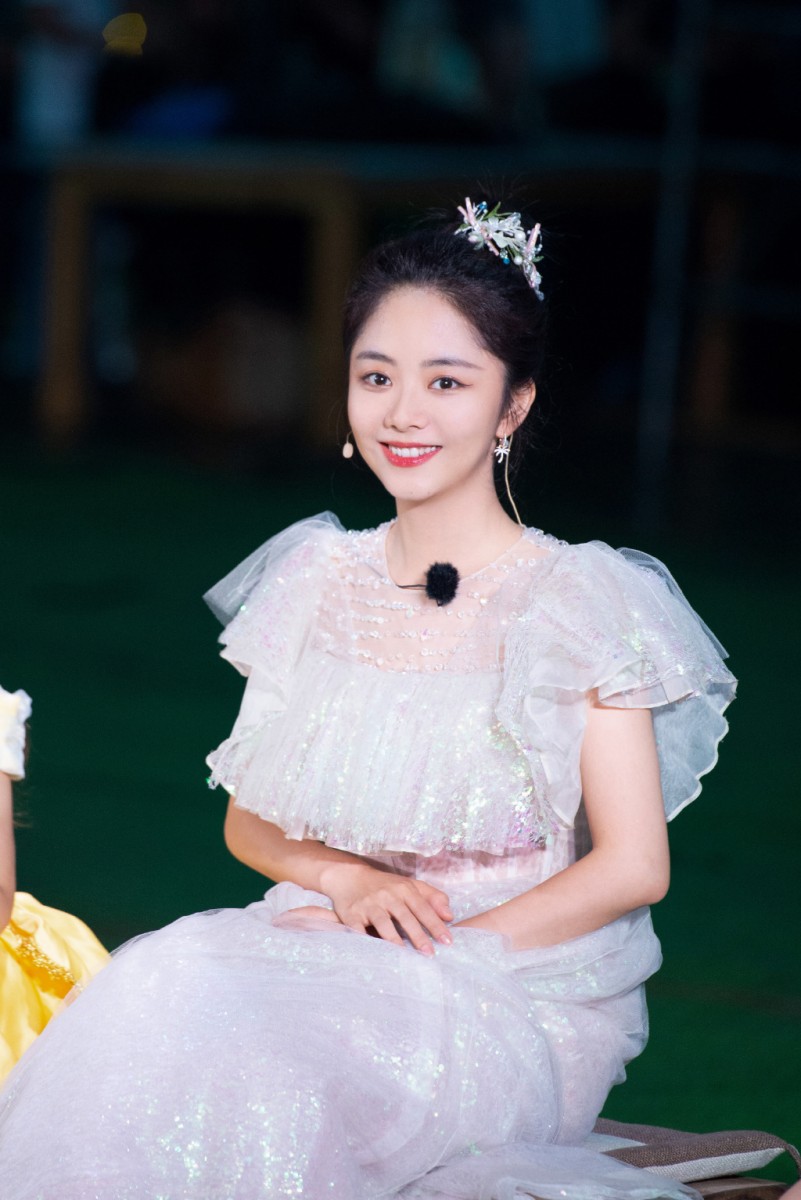 TOP 5 :谭松韵(霸屏指数 62.75) Seven谭松韵今年荧屏曝光率超高!《锦衣之下》、《民初奇人传》、《以家人之名》和最新的《亲爱的麻洋街》接连播出,每部都收获很棒的收视成绩之余,她的演技实力更是毋庸置疑~就在不久前她和影视男神钟汉良领衔主演的古装剧《锦心似玉》正式杀青,该剧也是她继《锦衣之下》后首度再出演古装剧,阿编期待值已加满!(笑)