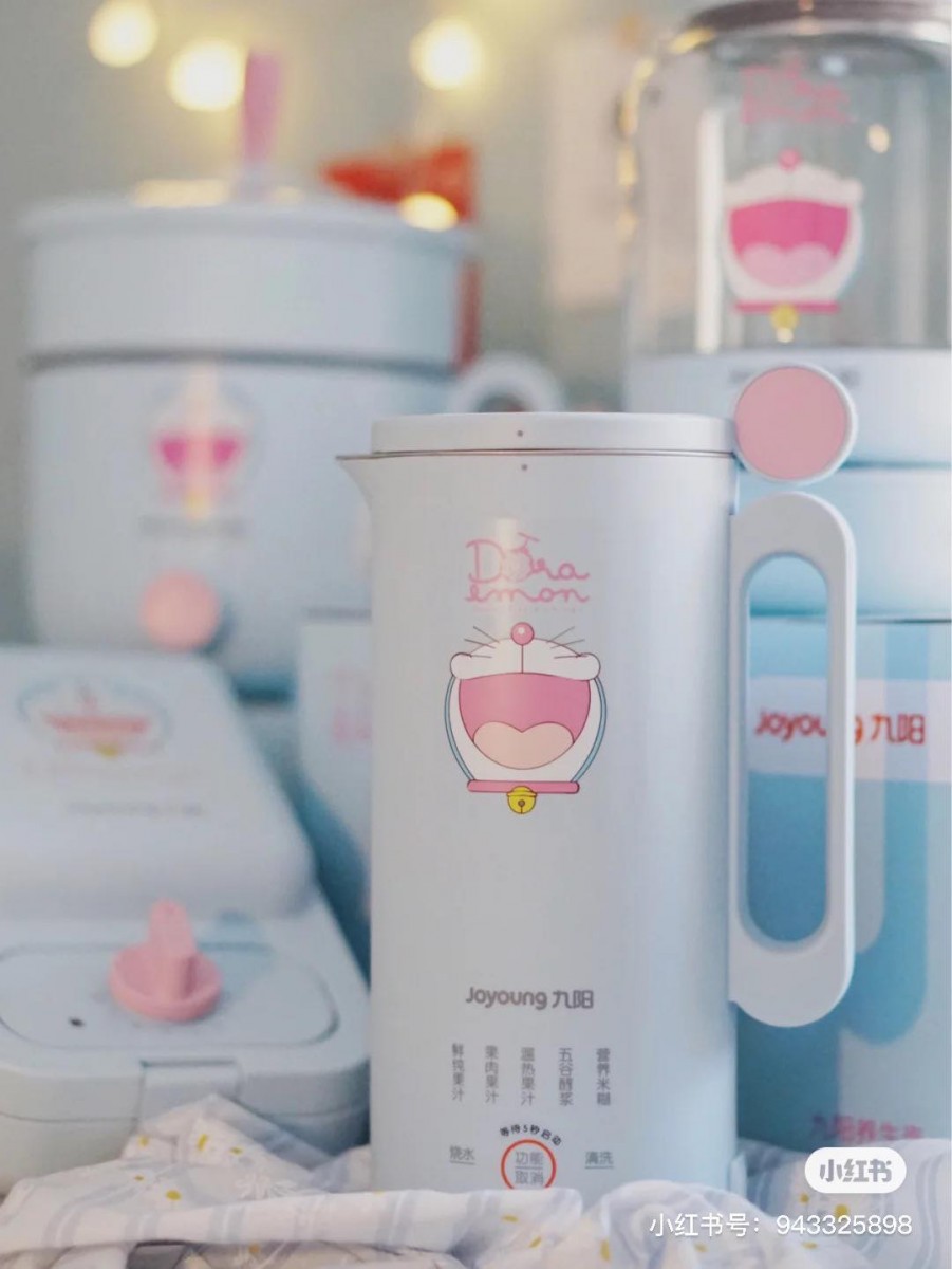 Doraemon x Joyoung 多功能料理机(RM299)>> 链接 这款乍看之下像是个普通的热水壶,但其实是个多功能料理机、营养早餐/饮料小能手;其中的研磨功能可以做豆浆、温热/冰果汁,还能做营养米糊唷~