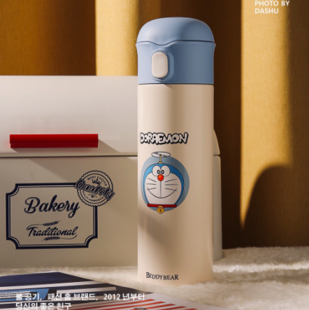 Doraemon造型不锈钢保温瓶(RM86.76)>> 链接 附吸管的保温瓶是不锈钢材质,奶白色的瓶身上x天蓝色瓶盖完美呼应了哆啦A梦形象主题色!