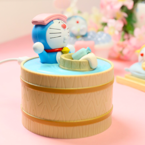 Doraemon造型加湿器(RM95.93)>> 链接 泡浴哆啦A梦加湿器在小红书上掀起热议~正中央的「小木桶」其实是加湿器蒸汽出口,泡浴大木桶则是储水装置~这款光是用来当小摆件也好好看呢!