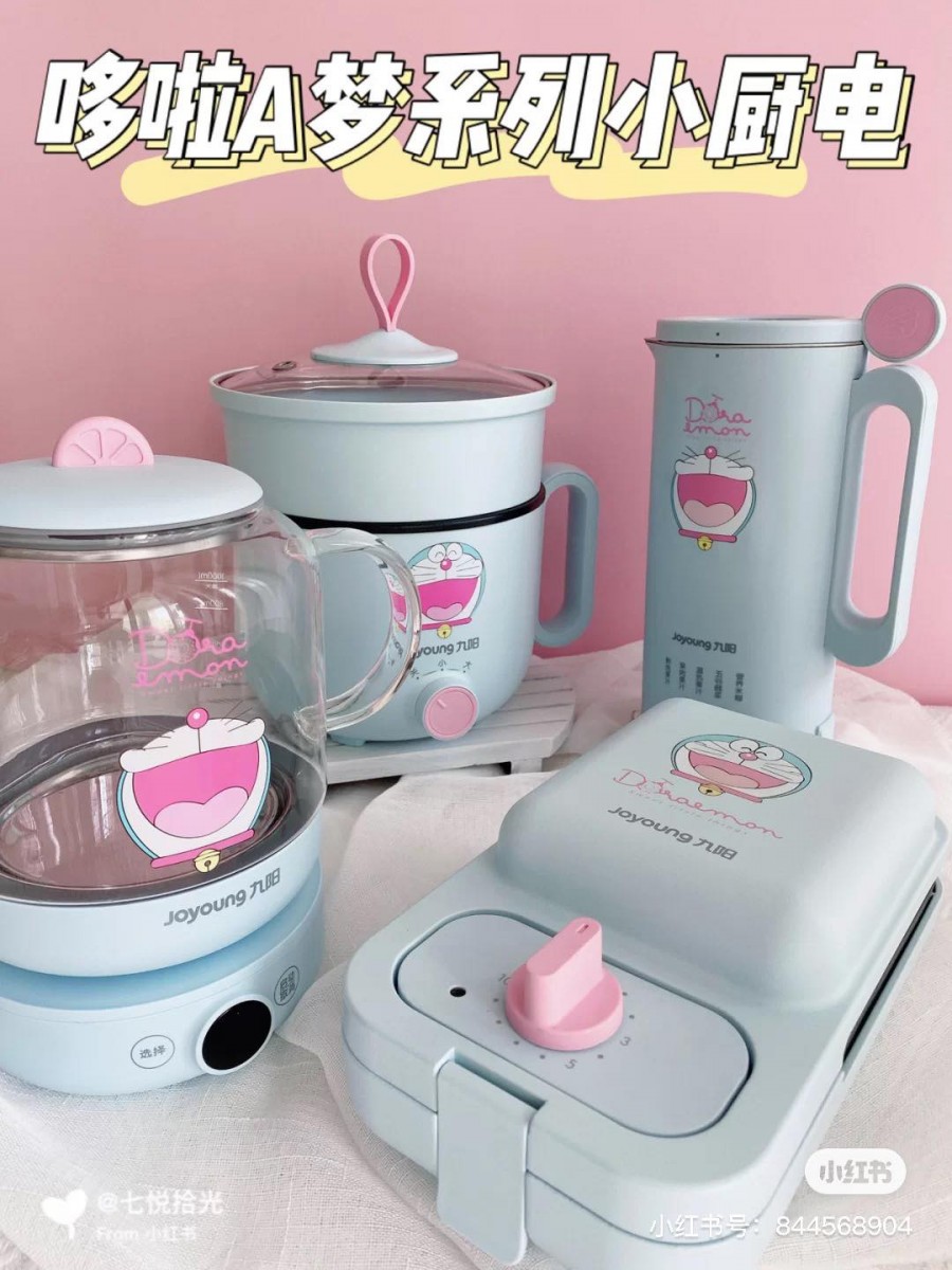 今年适逢哆啦A梦五十周年推出了不少精美联名款;其中掀起哆啦A梦迷暴动的这系列九阳联名家电,哆啦A梦形象本身就萌度破表,再配上家电本体采用的超唯美天蓝色,童趣感更UP!该系列中的产品包括: