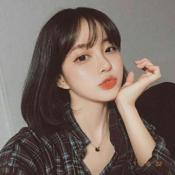 挑选片状面膜纸质的要诀是：✅ 厚度适中不能闷住皮肤；✅要吸得住精华且具备高效渗透力，不能干巴巴的；✅同时敷贴感要柔和细腻绝不能粗糙。INTOSKIN RX.COLLABO面膜甄选的纤维面膜纸质能有助精华持久有效成分「高效渗透」至肌肤中，触感就像丝绸一样超级亲肤！敷面膜过程中吸饱精华的面膜纸提供高密度敷贴感同时在脸上特别清爽透气，完全不会觉得闷闷的～