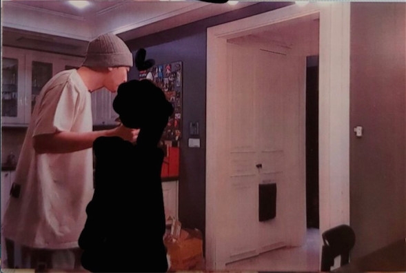 网民也分析其中一张爆料者提供的合照,照片中拍摄场地与灿烈亲姐姐曾上载的一张照片背景相似度高,因此被指很大可能性就是在灿烈家中拍摄的。