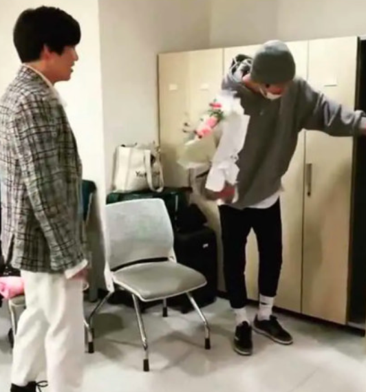 # 网民揪爆料者合照背景 与灿烈家中格局相似度极高! 目前朴灿烈交往期间背着前女友劈腿的行径,依然未知属实与否。但就有网友眼尖发现,爆料者上载的「与灿烈交往纪念日」庆祝照片中,灿烈手上捧着的花束正是今年4月给EXO队长SUHO单人打歌舞台应援送上的花束,身上穿的衣服也是当时的同一套。