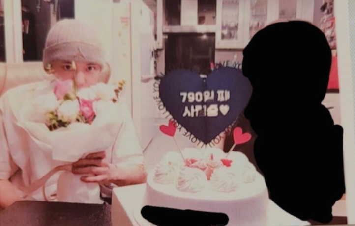 # 网民揪爆料者合照背景 与灿烈家中格局相似度极高! 目前朴灿烈交往期间背着前女友劈腿的行径,依然未知属实与否。但就有网友眼尖发现,爆料者上载的「与灿烈交往纪念日」庆祝照片中,灿烈手上捧着的花束正是今年4月给EXO队长SUHO单人打歌舞台应援送上的花束,身上穿的衣服也是当时的同一套。