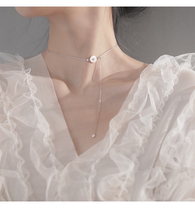 ✨「小雏菊」流苏锁骨链（未包邮约RM30.70）>> 链接 白蝶贝材料雕琢成的精细小雏菊设计，流苏吊坠处的抽拉式设计可以调整长短戴出不同风格～