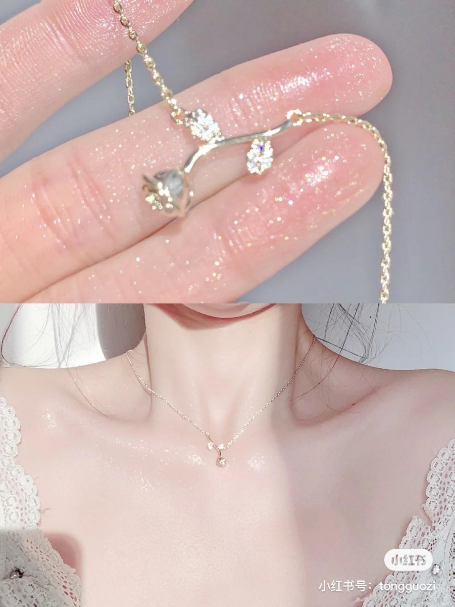 ✨「玫瑰交响」玫瑰锁骨链 （未包邮约RM38） >> 链接 在小红书上掀起热议的这款玫瑰设计锁骨链，无论是日常或特别场合佩戴都尽显优雅气质～搭配露肩上衣美绝！