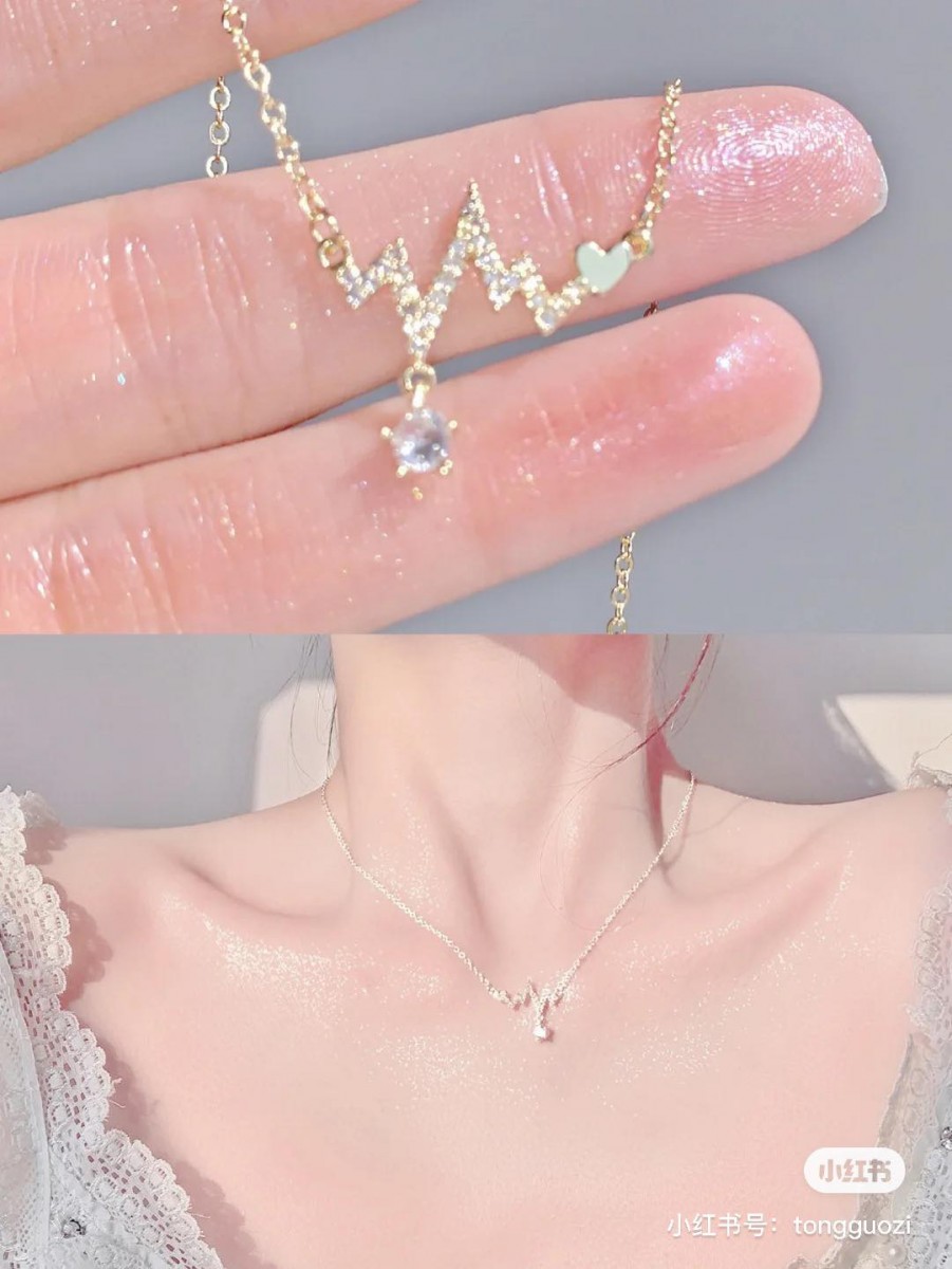 ✨「心动的信号」气质锁骨链（未包邮约RM30）>> 链接 跳动的心跳符号还镶上了小爱心～这款简约得来很有特色，超有气质！