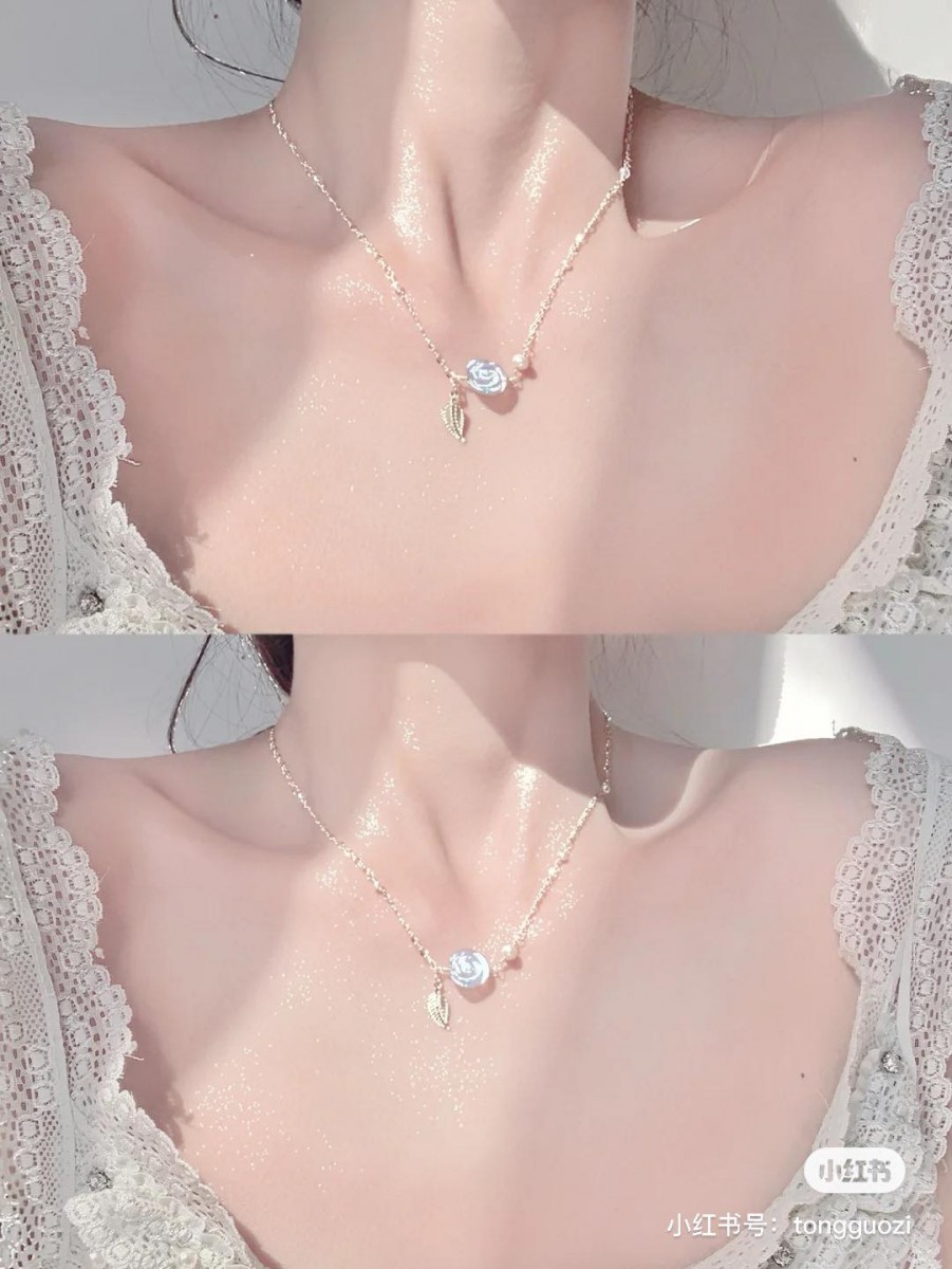 ✨「月光石雕花玫瑰」极光色锁骨链（未包邮约RM68）>> 链接 灰月光石玫瑰雕花又着月光的幽蓝喝亮白色泽，搭配金叶珍珠颜值真的太?️了～