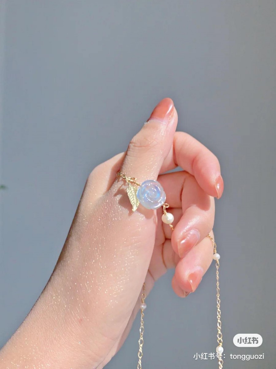 ✨「月光石雕花玫瑰」极光色锁骨链（未包邮约RM68）>> 链接 灰月光石玫瑰雕花又着月光的幽蓝喝亮白色泽，搭配金叶珍珠颜值真的太?️了～