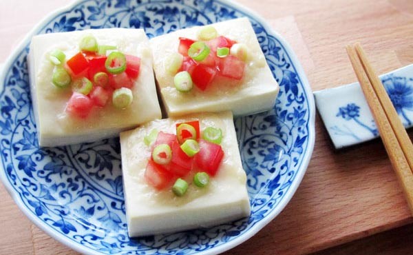 不妨试试「番茄豆腐料理」做法:铝箔纸中放入豆鼓和切丁/切片的番茄,加入少量调味料放到烤箱中烤熟。