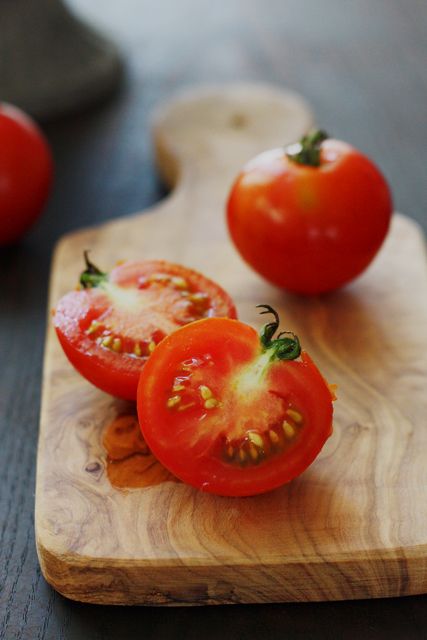 此外番茄中除了富含维生素A和C,其中也含有大量茄红素可助提高新陈代谢能力,能促进体内脂联素分泌帮助身体抵抗肥胖、高血糖和血脂问题。营养师和瘦身达人们都很推荐的「番茄瘦身法」有各种花式吃法和料理方式;下面马上来给Girls推荐4款番茄吃法,一起学起来轻松越吃越瘦: