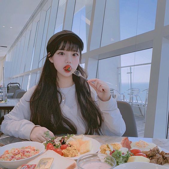 ✨ 生吃番茄 除了生鲜番茄榨成汁喝,也可以将番茄切片生吃,色泽越红的番茄可促进新陈代谢的茄红素含量越高~一般size的番茄可以吃1-2颗,小番茄(圣女果)则可以吃10-15颗。