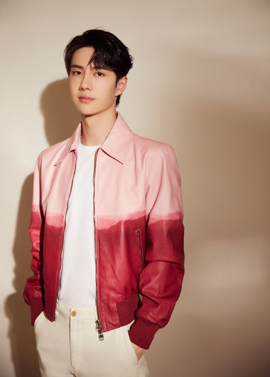 ✨ 王一博「隐藏技能」:职业赛车手、学习力超狂的宝藏BOY 演技、歌唱和舞艺都表现优异的全能型的爱豆王一博,其作为职业赛车手的「隐藏技能」其实已经是公开的秘密了(笑)此外他在《天天向上》等节目中也不少次展现了过人的学习能力,开飞机、打架子鼓、做冰雕、茶艺等等都轻松Hold住,多次被老师们夸是“天赋型”选手!连汪涵也直称他是个「宝藏男孩」啊 ❤️