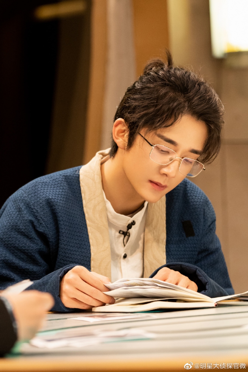 ✨张新成「隐藏技能」:技能树满点的才艺BOY 被称为艺考之神的「小哥」张新成,2014年参加艺考获得中戏、上戏、北影、军艺四所学校专业第一的超狂成绩,创下艺考界的传奇纪录;后来他以文化、专业双料第一的成绩录取中戏音乐剧系,绝对是学霸无误~十项全能自小练舞的他各类舞蹈轻松Carry,柔韧性、肢体协调动作都难不倒他;而且他还是钢琴十级、会弹吉他、唱歌好听、懂乐理声乐、英语口语实力也是公认的好!难怪被网民大赞「技能树满点」啊~