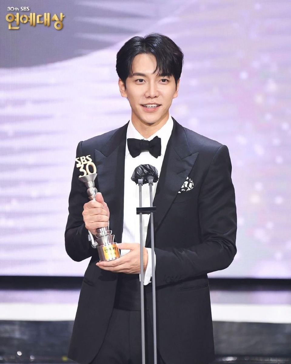 ✨ 李昇基「隐藏技能」:能演能唱能主持 还是双硕士研究生学位超狂学霸! 全方位艺人李昇基不仅能演、能唱、能主持,私下还是个超级学霸!中学成绩年级前十、担任过学生会长,运动方面还是学校足球队员、学习过3年剑道。他在2009年以全A好成绩大学毕业,同年考入东国大学研究生院国际通商专业继续深造;3年后取得双硕士研究生学位,是个妥妥的学霸啊!