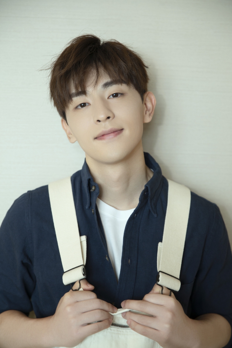 ✨ 邓伦「隐藏技能」:曾是跳高运动员 中国娱乐圈里真的隐藏了很多运动能手!比如演技、综艺感都满点的男神邓伦除了擅长篮球,他也曾透露过自己小学、中学时期是跳高运动员,小学时期就达到过1米64跳高成绩~年前在《快乐大本营》中挑战1米7跳高高度轻松跃过,真的太强了!