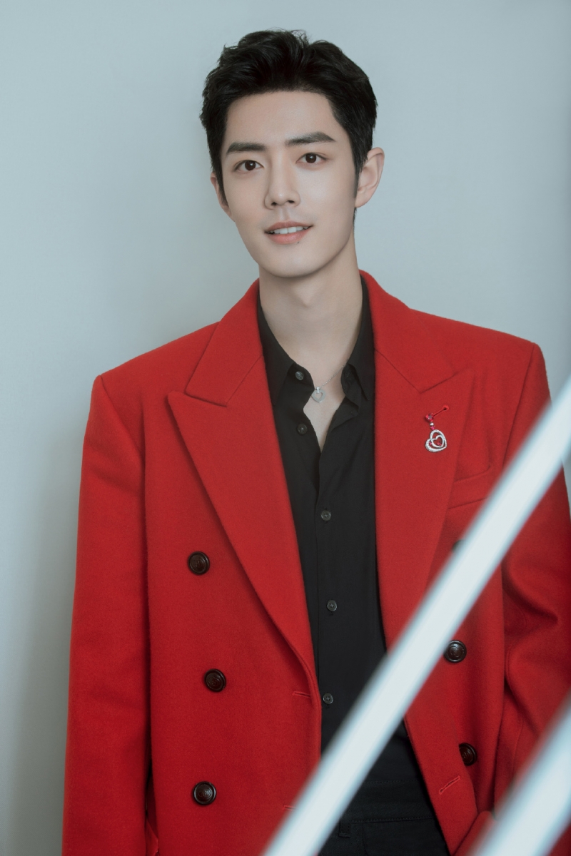 ✨ 肖战「隐藏技能」:被娱乐圈耽误的设计师~ 歌唱和演艺都表现优异的肖战并不是表演本科出身;出道前他学习的是设计专业,还当过设计师好一阵子,被粉丝笑称是「被娱乐圈耽误的设计师」? 直到后来参加《燃烧吧少年》素人养成节目,以X玖少年团主唱担当身份正式出道。肖战好几次的表演背景PPT都是亲自设计,有次采访还笑称会看粉丝手幅有没有「对齐、居中、字体设计」,果然是设计师职业病有木有~