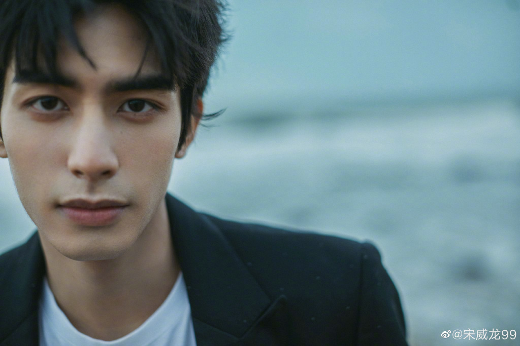 ✨ 宋威龙 「隐藏技能」:自小于少林寺习武 去年以《下一站是幸福》、《以家人之名》圈粉无数的新晋男神宋威龙,原来出道前自小在少林寺习武,有很强的武术底子!据知他在《凤囚凰》等古装剧中的武打戏份都是亲身上阵,高难度动作也没有用替身!