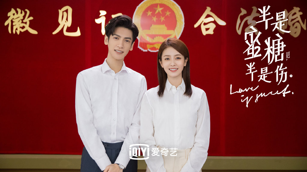 TOP 2 :《半是蜜糖半是伤》 不久前刚播完的《半是蜜糖半是伤》剧情、男女主CP感和演技俱佳,是本年度不容错过的一部高质感甜宠剧!故事讲述患有眼泪重度过敏症的女主角江君进入投行职场后重遇童年玩伴袁帅。袁帅表面冷酷傲娇还处处与江君为敌十足,但实则对待江君有着作为头狼的护雏之心,恨不能为她顶住外界一切风雨~俩人逐渐在相处中彼此靠近,最终成就更好的彼此、也收获了自己的事业与爱情。