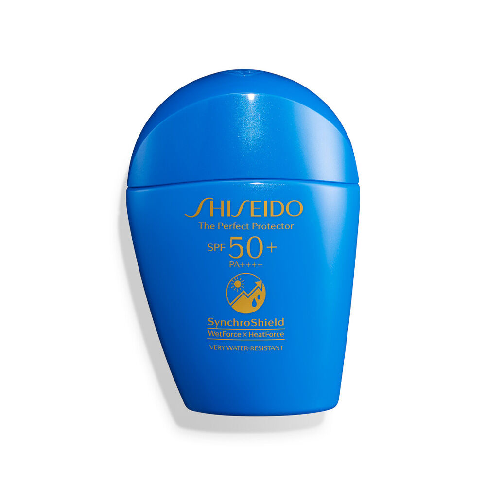 SHISEIDO The Perfect Protector SPF50+ PA++++ 全新添加独家创新双效防御科技Synchro Shield™,在侦测到环境高温、汗或水时会自动适时调整紫外线防护效果。其中还含有50%以上的保养成分,让紫外线无隙可乘之际也能给肌肤带来清爽易吸收亲肤感。值得一提的是,成分中独有的「轻香净味因子」,还会让汗味转化为清新香;炎炎夏日底下活动也无惧浑身散发汗臭味~