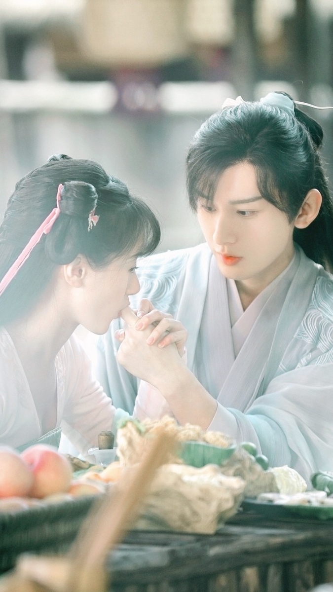 TOP 10 :《琉璃》 | 单年播放量 34.5亿 今年火了整个暑假与金秋档的爆款剧《琉璃》无论是角色演绎、服化道和后制效果都表现惊艳,至今在豆瓣依旧维持7.7分好评! 剧中宁愿牺牲自己也要护璇玑周全的「完美男友」小凤凰禹司凤,更被网民誉为“古偶剧男主天花板”,让默默耕耘近10年的演员成毅终于熬出头人气飙涨!不少琉璃女孩们追完剧后都高呼「躺平在初遇CP的坑里不想出来」,保证入股开追不亏~