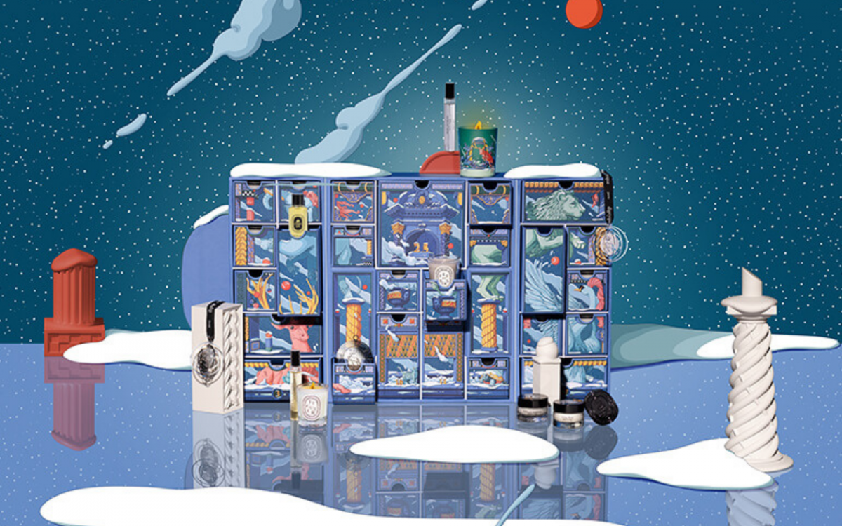 # 4 Diptyque 圣诞倒数日历 Diptyque家今年推出的蓝色系Advent Calendar找来艺术家Ugo Dattoni合作，精美插画堪称技术品等级！以巴黎夜雪为主题的圣诞倒数日历礼盒中一共有25格小抽屉，从12月1日起每天打开一格天天都有小礼物收～包含的产品包括11款30g香氛蜡烛、7款mini 装淡香水；3款身体护理产品和1款香膏，以及限量必收藏香氛蜡烛和圣诞吊饰。